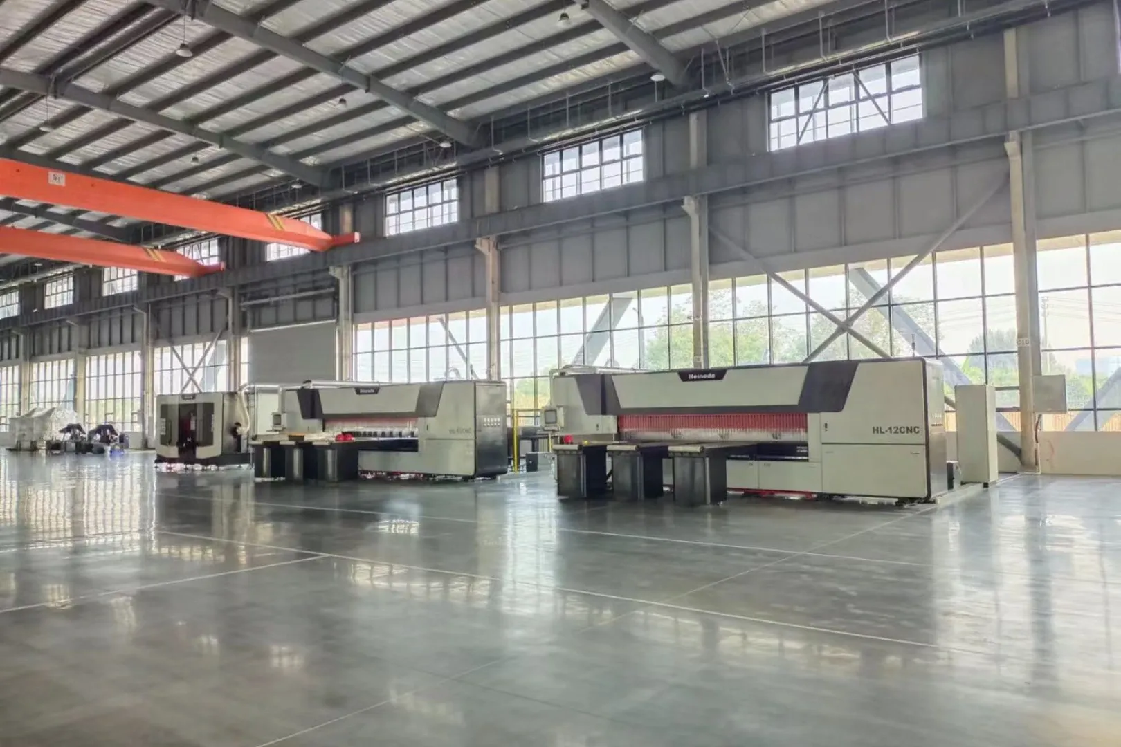 Heineda sawing machine product lineup — band saws, CNC saw-milling machines, and automatic plate cutters